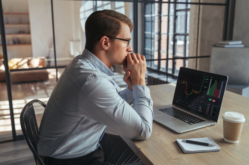 AI helps reduce emotional trading errors common in Nigerian traders mistakes)